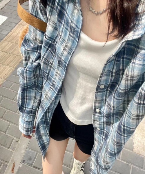 NANEA(ナネア)の「チェック柄レギュラーシャツ(シャツ/ブラウス・レディース・ネイビー/ホワイト/ライトブルー/カーキ/イエロー/ブルー/レッド/ブラック×ホワイト/ブラック×レッド/ネイビー系・MEDIUM)」の8枚目の写真