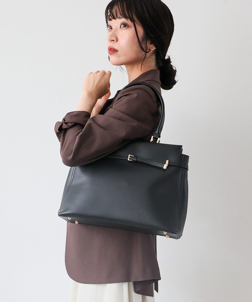 MIAN (ミアン)の「ベルトデザイン横型A4トートバッグ(トートバッグ・レディース・ブラウン/ブラック/アイボリー・FREE)」の12枚目の写真