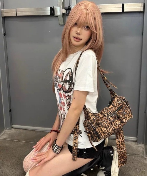 GEMEDA(ジェメダ)の「グラフィックプリント 半袖Tシャツ(Tシャツ/カットソー・レディース・ブラック/ホワイト・M)」の4枚目の写真
