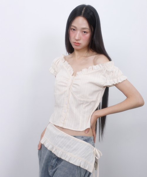 LMR（エルエムアール）の「シャーリングフリルカットアウトレイヤードブラウスクリーム（シャツ/ブラウス・レディース・Cream・SMALL/MEDIUM）」の4枚目の写真