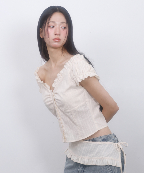 LMR（エルエムアール）の「シャーリングフリルカットアウトレイヤードブラウスクリーム（シャツ/ブラウス・レディース・Cream・SMALL/MEDIUM）」の5枚目の写真