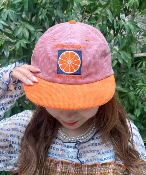 HELLO.SANFRANCISCO(ハローサンフランシスコ)の「【HELLO.SANFRANCISCO】ツートーンロゴコーデュロイキャップ(キャップ・レディース・レッド/ピンク/グリーン・ONE SIZE)」の2枚目の写真