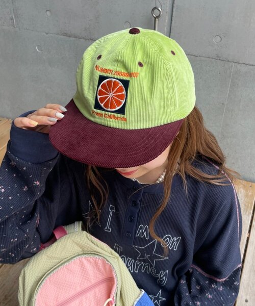 HELLO.SANFRANCISCO(ハローサンフランシスコ)の「【HELLO.SANFRANCISCO】ツートーンロゴコーデュロイキャップ(キャップ・レディース・レッド/ピンク/グリーン・ONE SIZE)」の1枚目の写真