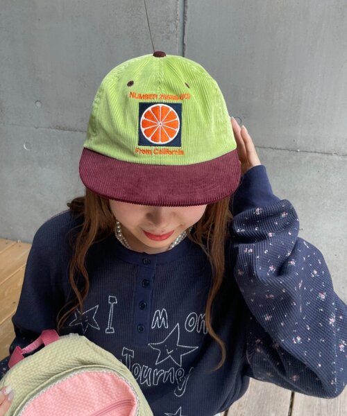 HELLO.SANFRANCISCO(ハローサンフランシスコ)の「【HELLO.SANFRANCISCO】ツートーンロゴコーデュロイキャップ(キャップ・レディース・レッド/ピンク/グリーン・ONE SIZE)」の4枚目の写真
