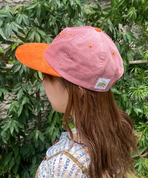 HELLO.SANFRANCISCO(ハローサンフランシスコ)の「【HELLO.SANFRANCISCO】ツートーンロゴコーデュロイキャップ(キャップ・レディース・レッド/ピンク/グリーン・ONE SIZE)」の11枚目の写真