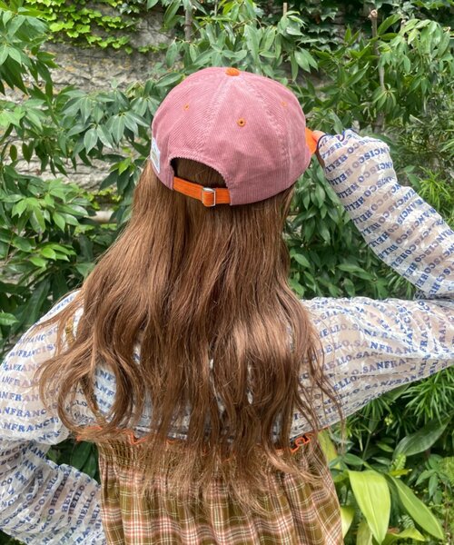 HELLO.SANFRANCISCO(ハローサンフランシスコ)の「【HELLO.SANFRANCISCO】ツートーンロゴコーデュロイキャップ(キャップ・レディース・レッド/ピンク/グリーン・ONE SIZE)」の13枚目の写真