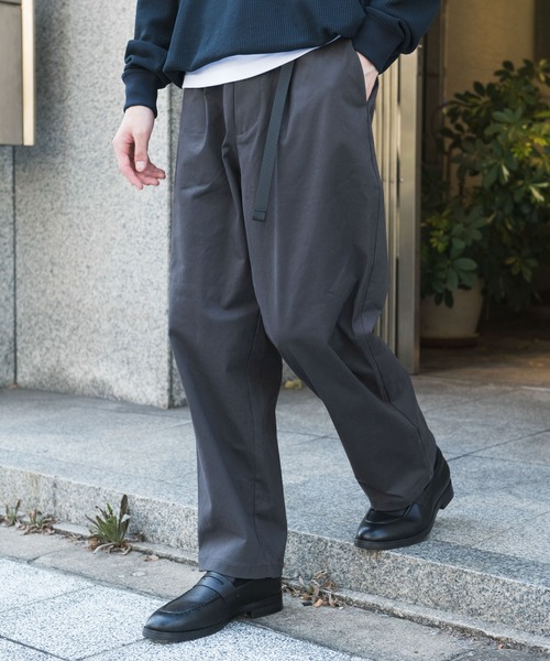 URBAN RESEARCH DOORS(アーバンリサーチドアーズ)の「ウェビングベルトチノパンツ(その他パンツ・メンズ・オリーブ/モカ/ブラック/チャコールグレー・SMALL/LARGE/MEDIUM)」の2枚目の写真