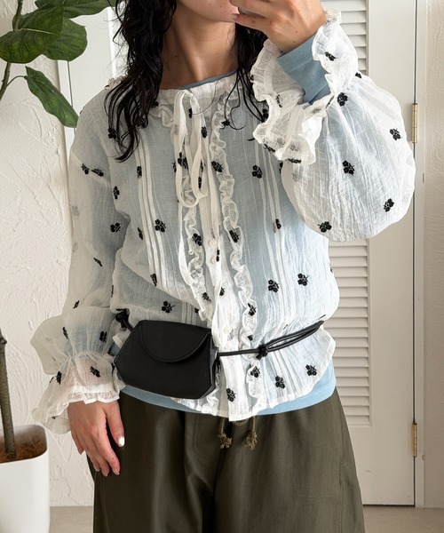 MUHET（ミュエータ）の「front frill ribbon blouse / フロントフリルリボンブラウス（シャツ/ブラウス・レディース・ネイビー/オフホワイト/ホワイト系その他/ブラウン・FREE）」の3枚目の写真