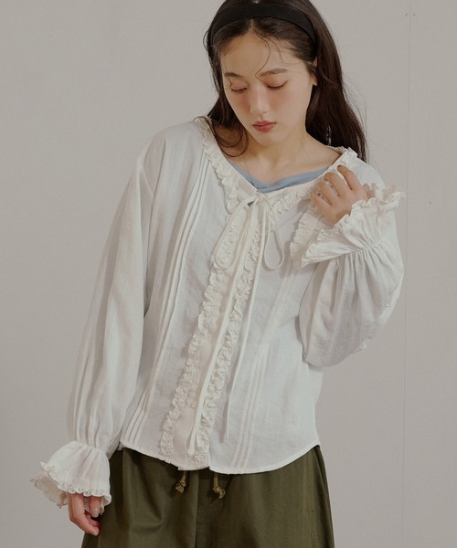MUHET（ミュエータ）の「front frill ribbon blouse / フロントフリルリボンブラウス（シャツ/ブラウス・レディース・ネイビー/オフホワイト/ホワイト系その他/ブラウン・FREE）」の2枚目の写真