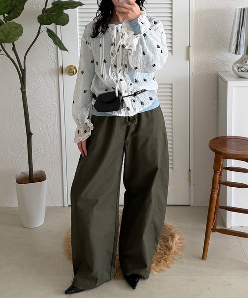MUHET（ミュエータ）の「front frill ribbon blouse / フロントフリルリボンブラウス（シャツ/ブラウス・レディース・ネイビー/オフホワイト/ホワイト系その他/ブラウン・FREE）」の6枚目の写真