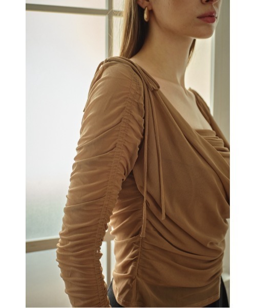 ERADIE(エラディエ)の「Ribbon Shoulder Draped Top リボンショルダードレープTOP(その他トップス・レディース・アイボリー・FREE)」の4枚目の写真