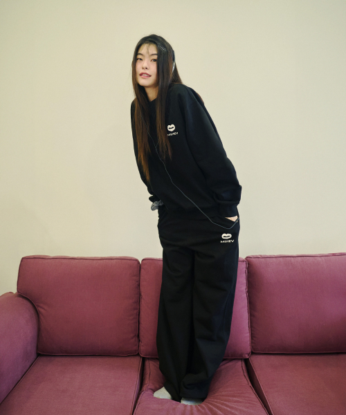 MIHEV（ミヘブ）の「[ユニセックス] スティッチクラシックロゴスウェットパンツ ブラック（スウェットパンツ・レディース・その他・MEDIUM/LARGE）」の2枚目の写真