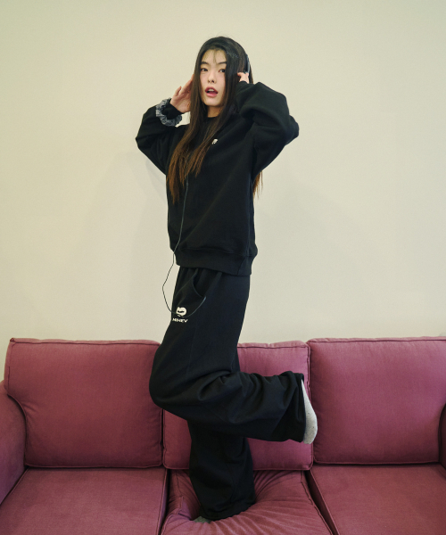 MIHEV（ミヘブ）の「[ユニセックス] スティッチクラシックロゴスウェットパンツ ブラック（スウェットパンツ・レディース・その他・MEDIUM/LARGE）」の3枚目の写真