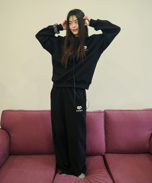 MIHEV（ミヘブ）の「[ユニセックス] スティッチクラシックロゴスウェットパンツ ブラック（スウェットパンツ・レディース・その他・MEDIUM/LARGE）」の4枚目の写真