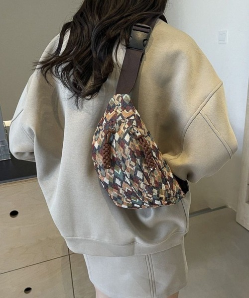 Beststore(ベストストア)の「エスニック風 ジオメトリック柄 ボディバッグ ショルダーバッグ ウエストポーチ ユニセックス(ボディバッグ/ウエストポーチ・レディース・ブルー系/ベージュ系/ブラウン系・FREE)」の1枚目の写真
