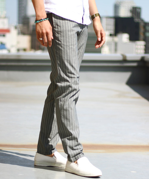 MEN'S BIGI(メンズビギ)の「サッカーストライプ ストレッチ イージーパンツ/COOL MAX(クールマックス)(その他パンツ・メンズ・グレー/ネイビー・S/M/L)」の1枚目の写真