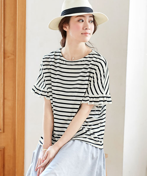 Pierrot（ピエロ）の「とろみ素材フリルTシャツ（Tシャツ/カットソー・レディース・オフホワイト/チャコールグレー/杢グレー/ブルー系その他2/ブルー系その他3/ベビーピンク/ブラウン/ホワイト系その他/ブラック/カーキ/ネイビー/イエロー/オレンジ系その他/ブルー系その他/ライトブルーグレー/ピンク/パープル系その他/ラベンダー/グリーン/オレンジ系その他2/ベージュ系その他/ブルー系その他4・M/L）」の3枚目の写真