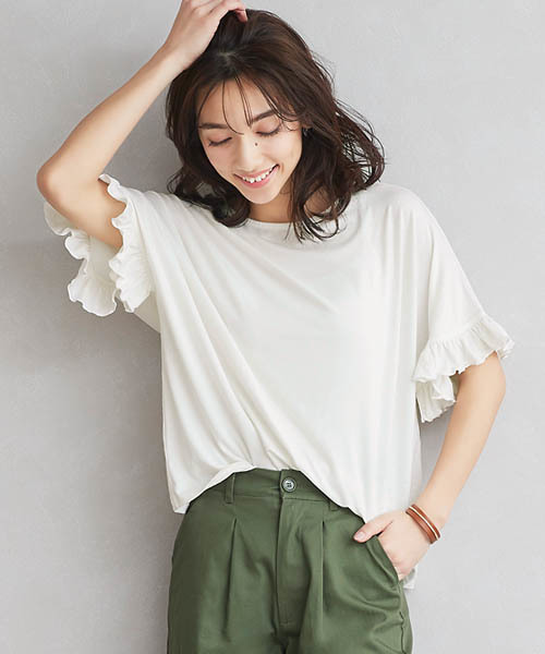 Pierrot（ピエロ）の「とろみ素材フリルTシャツ（Tシャツ/カットソー・レディース・オフホワイト/チャコールグレー/杢グレー/ブルー系その他2/ブルー系その他3/ベビーピンク/ブラウン/ホワイト系その他/ブラック/カーキ/ネイビー/イエロー/オレンジ系その他/ブルー系その他/ライトブルーグレー/ピンク/パープル系その他/ラベンダー/グリーン/オレンジ系その他2/ベージュ系その他/ブルー系その他4・M/L）」の2枚目の写真