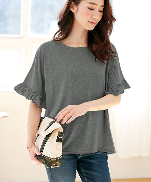 Pierrot（ピエロ）の「とろみ素材フリルTシャツ（Tシャツ/カットソー・レディース・オフホワイト/チャコールグレー/杢グレー/ブルー系その他2/ブルー系その他3/ベビーピンク/ブラウン/ホワイト系その他/ブラック/カーキ/ネイビー/イエロー/オレンジ系その他/ブルー系その他/ライトブルーグレー/ピンク/パープル系その他/ラベンダー/グリーン/オレンジ系その他2/ベージュ系その他/ブルー系その他4・M/L）」の5枚目の写真