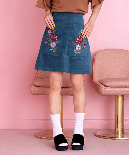 one after another NICE CLAUP(ワンアフターアナザーナイスクラップ)の「別珍刺繍入り台形スカート(スカート・レディース・グリーン系その他/キャメル/レッド系その他・FREE)」の1枚目の写真