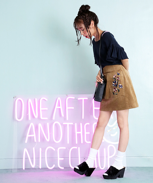 one after another NICE CLAUP(ワンアフターアナザーナイスクラップ)の「別珍刺繍入り台形スカート(スカート・レディース・グリーン系その他/キャメル/レッド系その他・FREE)」の4枚目の写真