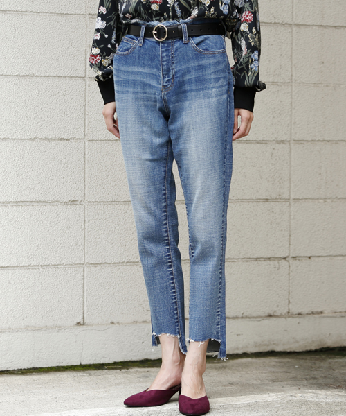 RAY CASSIN（レイカズン）の「裾フレイドテーパードパンツ（デニムパンツ・レディース・ネイビー/ブラック・MEDIUM/SMALL）」の4枚目の写真