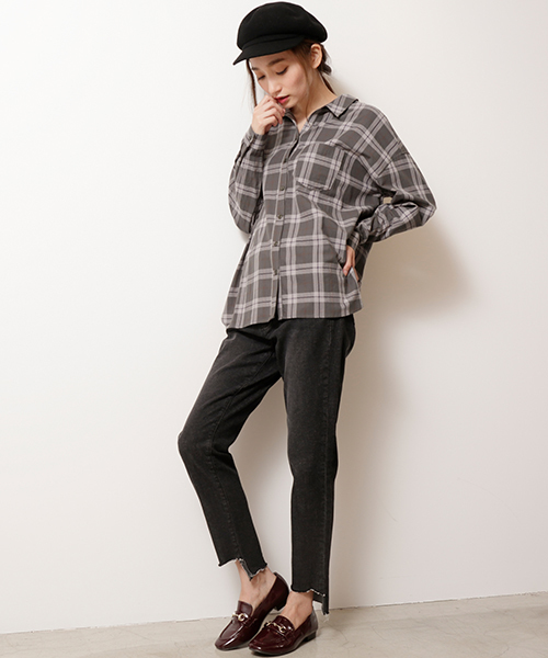 RAY CASSIN（レイカズン）の「裾フレイドテーパードパンツ（デニムパンツ・レディース・ネイビー/ブラック・MEDIUM/SMALL）」の12枚目の写真