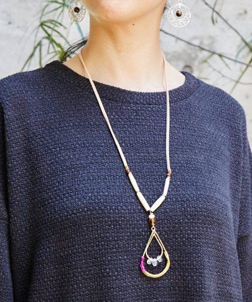 チャイハネ（チャイハネ）の「【チャイハネ】ドロップビーズロングネックレス（ネックレス・レディース・ブラウン/ピンク/ブルー・FREE）」の3枚目の写真