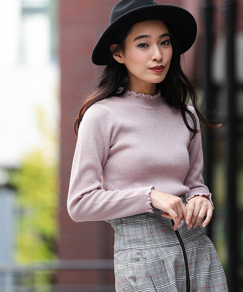 WEGO（ウィゴー）の「WEGO/フリルネックラメニット（ニット/セーター・レディース・パープル/ライトグレー/ブラック/ライトピンク/オフホワイト/ターコイズブルー・FREE）」の6枚目の写真