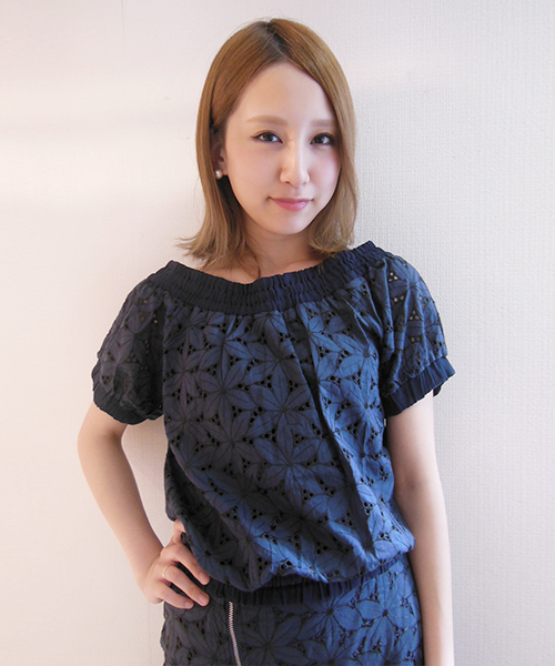 WHO'S WHO gallery(フーズフーギャラリー)の「花柄刺繍オフショルダー(シャツ/ブラウス・レディース・ネイビー/ワインレッド・FREE)」の2枚目の写真