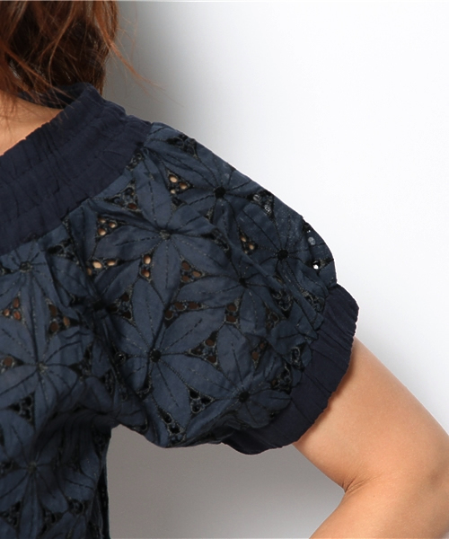 WHO'S WHO gallery(フーズフーギャラリー)の「花柄刺繍オフショルダー(シャツ/ブラウス・レディース・ネイビー/ワインレッド・FREE)」の7枚目の写真