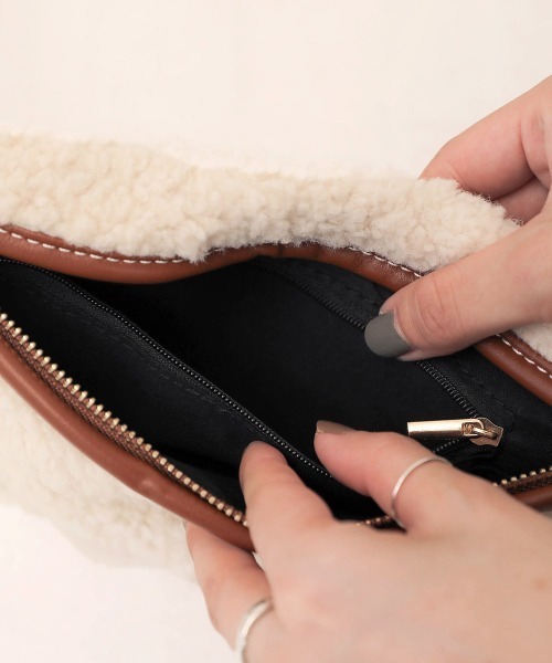 Bab（バブ）の「【WEB限定】ボアコンビボディーバッグ（ボディバッグ/ウエストポーチ・レディース・アイボリー/ブラック・FREE）」の7枚目の写真