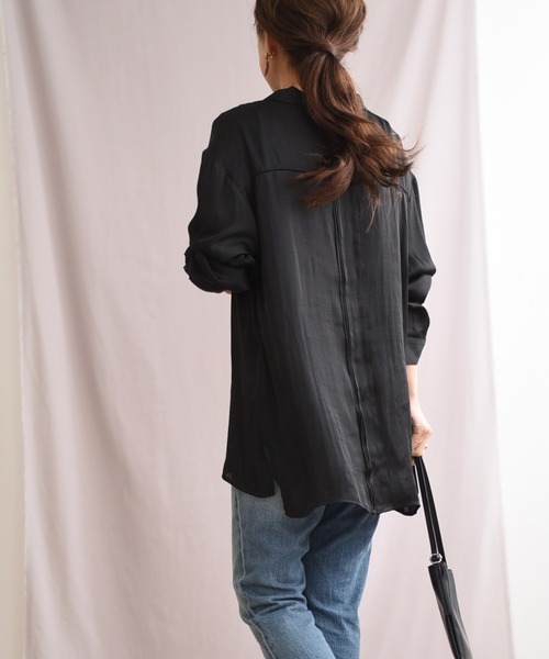 Juenu(ジュエーヌ)の「バックピンタックサテンシャツ(シャツ/ブラウス・レディース・ブラック/グリーン/アイボリー・M)」の7枚目の写真