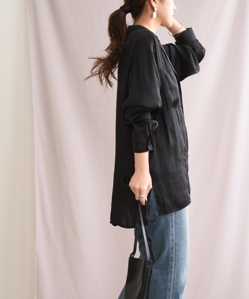 Juenu(ジュエーヌ)の「バックピンタックサテンシャツ(シャツ/ブラウス・レディース・ブラック/グリーン/アイボリー・M)」の5枚目の写真