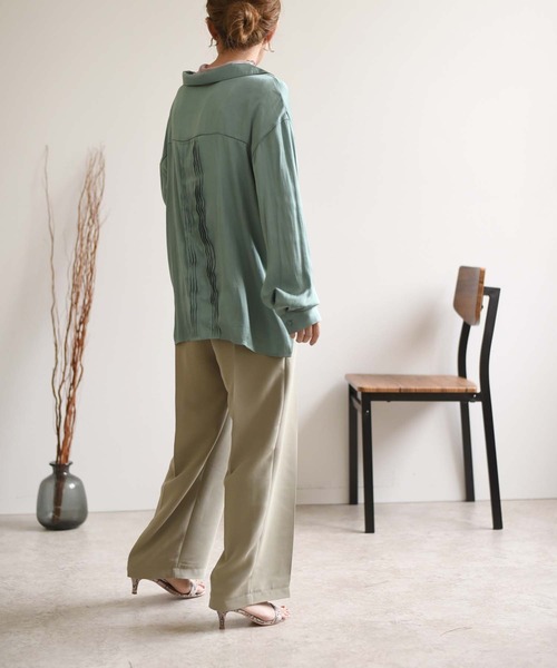 Juenu(ジュエーヌ)の「バックピンタックサテンシャツ(シャツ/ブラウス・レディース・ブラック/グリーン/アイボリー・M)」の20枚目の写真