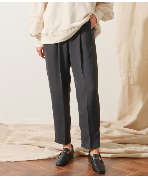 Alluge（アルージュ）の「ウエストタックテーパードパンツ（その他パンツ・レディース・グリーン/グレイッシュベージュ/スミクロ・FREE）」の2枚目の写真