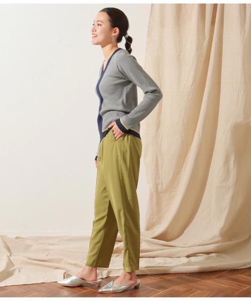 Alluge（アルージュ）の「ウエストタックテーパードパンツ（その他パンツ・レディース・グリーン/グレイッシュベージュ/スミクロ・FREE）」の8枚目の写真