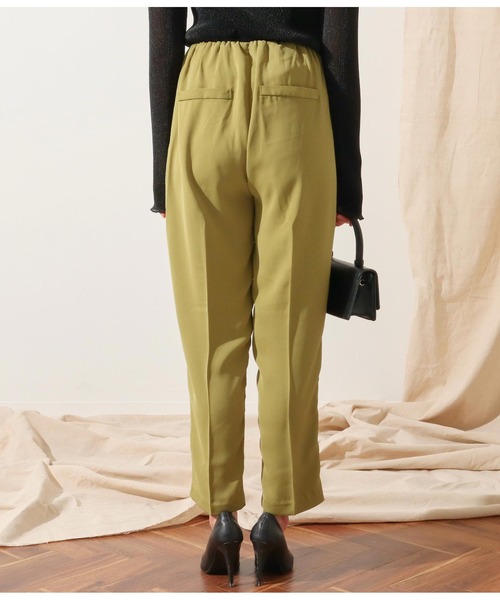 Alluge（アルージュ）の「ウエストタックテーパードパンツ（その他パンツ・レディース・グリーン/グレイッシュベージュ/スミクロ・FREE）」の18枚目の写真