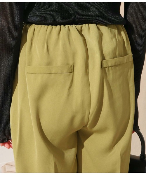 Alluge（アルージュ）の「ウエストタックテーパードパンツ（その他パンツ・レディース・グリーン/グレイッシュベージュ/スミクロ・FREE）」の14枚目の写真