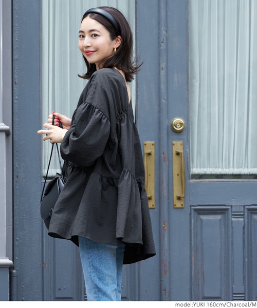 coca(coca)(コカ)の「Vネックティアードギャザーブラウス(シャツ/ブラウス・レディース・チャコールグレー/マスタード・M/L)」の5枚目の写真