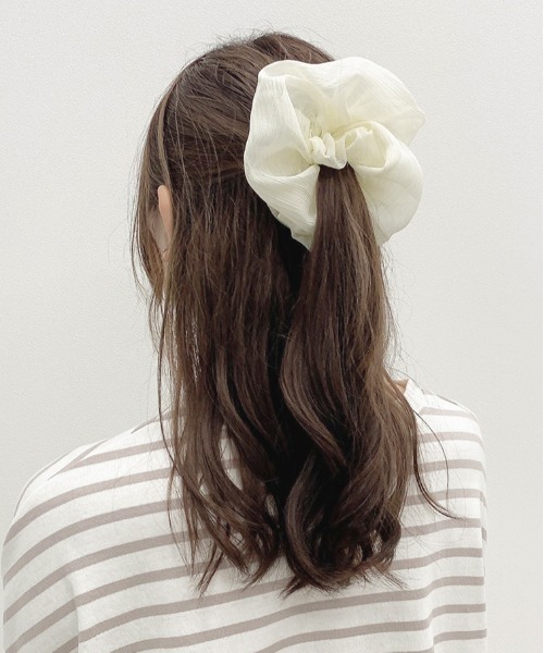 apres jour（アプレジュール）の「【apres jour×ARIAZ】シンプルボリュームシュシュ（シュシュ・レディース・ブラック/ベージュ/アイボリー/モカ・FREE）」の2枚目の写真