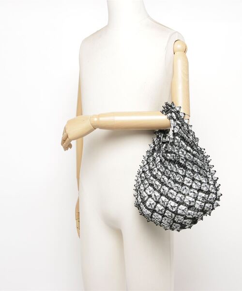 BUNZABURO(ブンザブロウ)の「BAI SHIBORI PETIT BAG TIE DYE(ハンドバッグ・メンズ・ブラック/グリーン/ホワイト・FREE)」の15枚目の写真