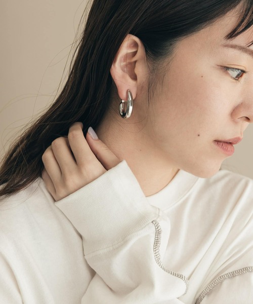 SMELLY(スメリー)の「メタルダエンワイドイヤリング(イヤリング・レディース・ゴールド/シルバー・-)」の4枚目の写真