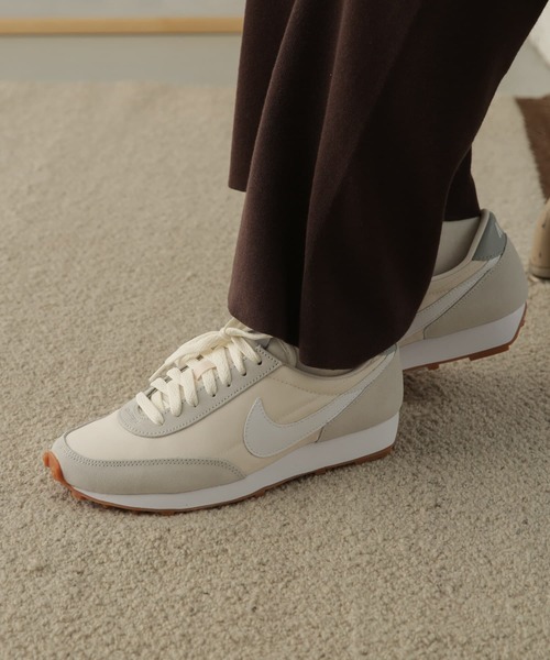 NIKE（ナイキ）の「NIKE　ナイキ デイブレイク（スニーカー・レディース・オフホワイト/ブラック・23.5/24/24.5）」の2枚目の写真