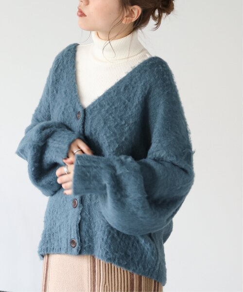 RAY CASSIN（レイカズン）の「ふわふわ深Vゆるカーディガン（ニット/セーター・レディース・ブラック/キナリ/モカ/ブルー・FREE）」の4枚目の写真