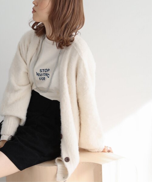 RAY CASSIN（レイカズン）の「ふわふわ深Vゆるカーディガン（ニット/セーター・レディース・ブラック/キナリ/モカ/ブルー・FREE）」の2枚目の写真