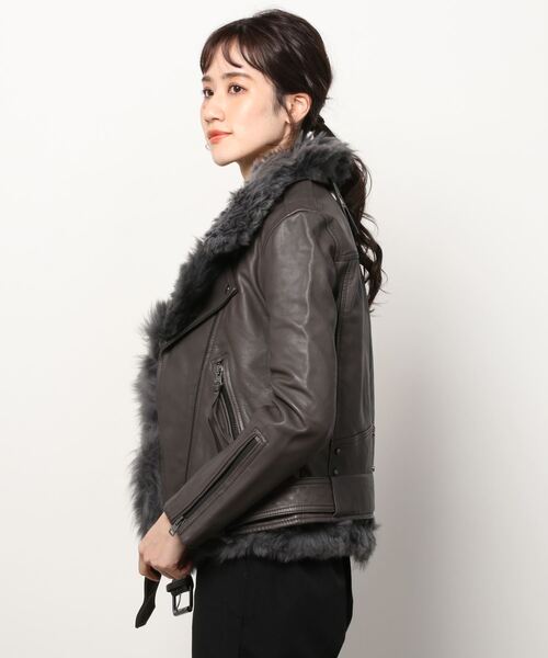 ALLSAINTS(オールセインツ)の「LUNA 4-IN-1 SHEARLING BIKER JACKET | LUNA 4-IN-1 シアリング バイカー ジャケット(ライダースジャケット・レディース・グレー系・4/6/10/2/8)」の9枚目の写真