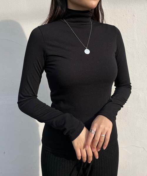 CEMONEMO(セモネモ)の「無地 タートルネック プルオーバー(Tシャツ/カットソー・レディース・ブラック/ベージュ/ホワイト/グリーン・FREE)」の1枚目の写真