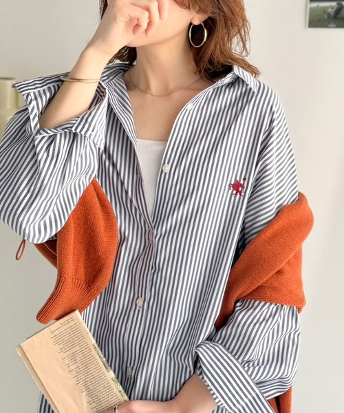 classicalelf(クラシカルエルフ)の「気分が上がる、毎日にちょうどいい。Happyストライプ!ワンポイント刺繍BIGシルエットシャツ(シャツ/ブラウス・レディース・グレー/オレンジ/ブルー/グリーン/レッド/チャコール/ネイビー/イエロー・SMALL/MEDIUM/LARGE/X-LARGE)」の4枚目の写真