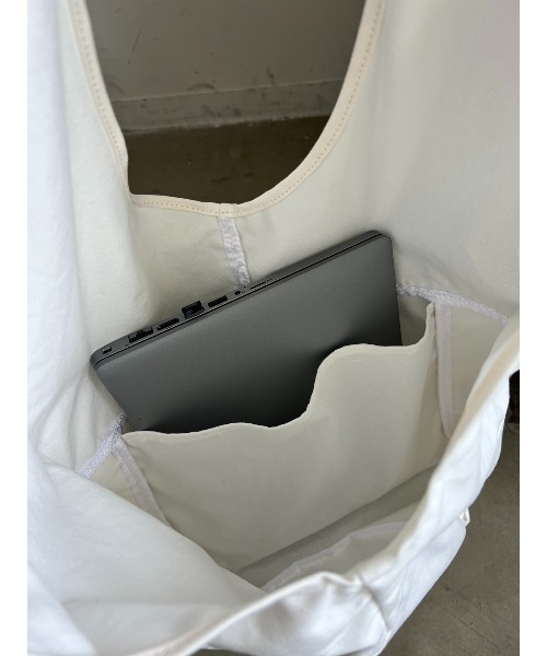 Aunt Marie's(アントマリーズ)の「キャンバスシンプルカラートート / A4、パソコン収納可能(トートバッグ・レディース・ブラック/オフホワイト/ピンク/ベージュ/ブラウン/グリーン・FREE)」の11枚目の写真